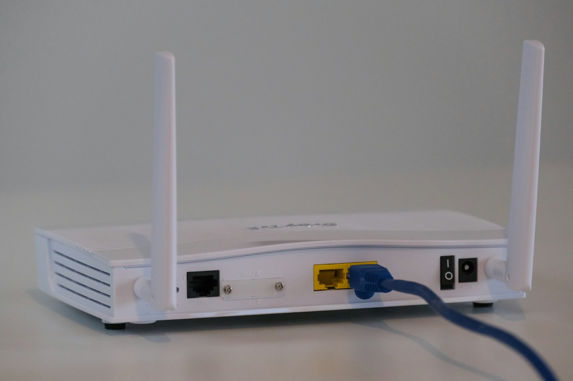 Mesh Wi-Fi node and range extender in a modern home